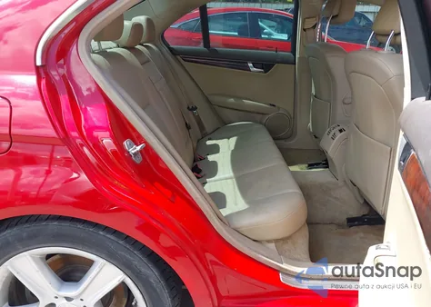 2010 Mercedes-Benz C 300 Luxury/Sport z USA, uszkodzony, nr VIN WDDGF5EB1AF431858